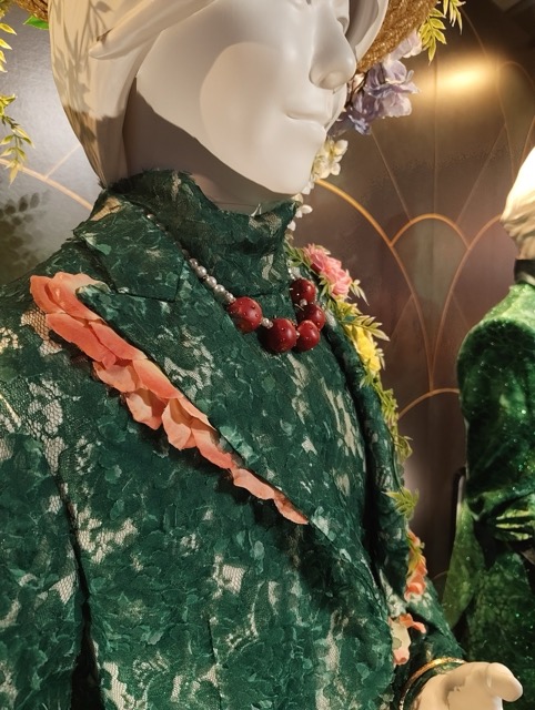 Mrs.GREEN APPLE(ミセスグリーンアップル)のCEREMONY(セレモニー)衣装展示。藤澤涼架さんのボレロの襟元。花びら。