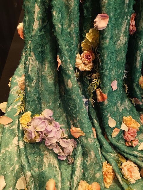 Mrs.GREEN APPLE(ミセスグリーンアップル)のCEREMONY(セレモニー)衣装展示。藤澤涼架さんのドレスの美しいドレープ。グラデーション。ロングドレス