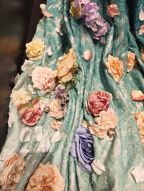 Mrs.GREEN APPLE(ミセスグリーンアップル)のCEREMONY(セレモニー)衣装展示。藤澤涼架さんのドレスの美しいドレープ部分。造花。