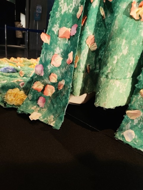 Mrs.GREEN APPLE(ミセスグリーンアップル)のCEREMONY(セレモニー)衣装展示。藤澤涼架さんの足元。白いブーツ