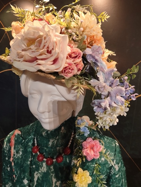 Mrs.GREEN APPLE(ミセスグリーンアップル)のCEREMONY(セレモニー)衣装展示。藤澤涼架さんの華やかなカンカン帽子。花の帽子。