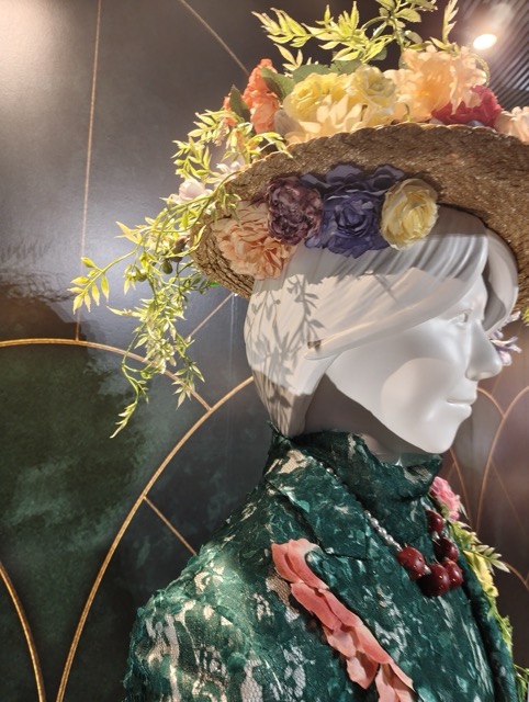 Mrs.GREEN APPLE(ミセスグリーンアップル)のCEREMONY(セレモニー)衣装展示。藤澤涼架さんのカンカン帽子。カチューシャの花