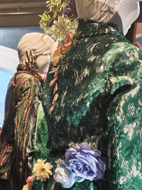 Mrs.GREEN APPLE(ミセスグリーンアップル)のCEREMONY(セレモニー)衣装展示。藤澤涼架さんのボレロの後ろ側の花びら