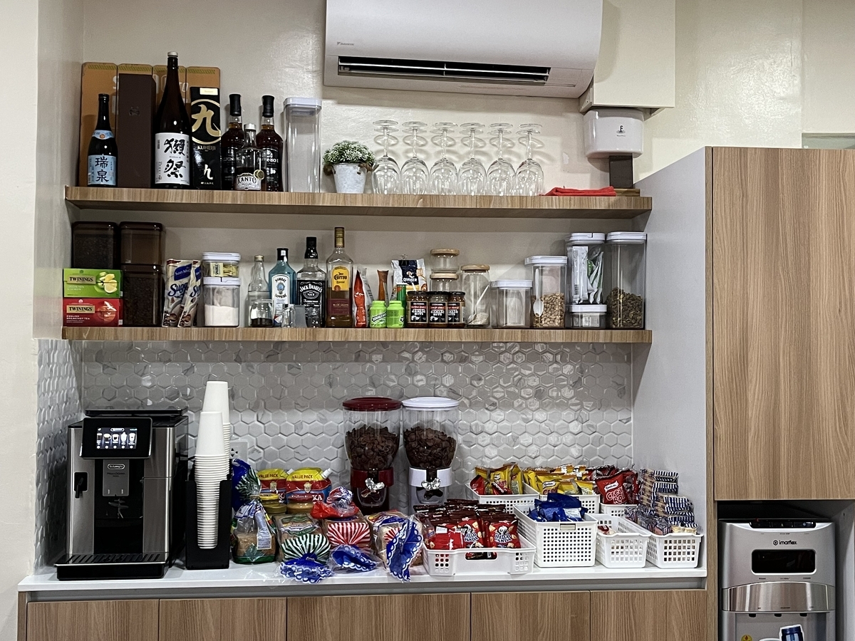 オフィスの休憩スペースの棚。お菓子や日本酒などが置かれ、日本の文化が感じられる。