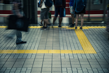 片道1時間の通勤はめまいと吐き気との闘い。会社勤めしながらつわりを乗り切った話