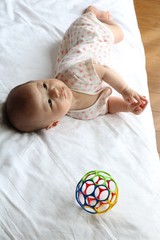 寝返りいつするの?生後7ヶ月の末っ子よ。家族みんなでやったゴロンゴロン作戦!