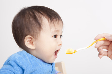 回数が増える離乳食に負担は増すばかり。そんな時現れた救世主は「ベビーフード」!