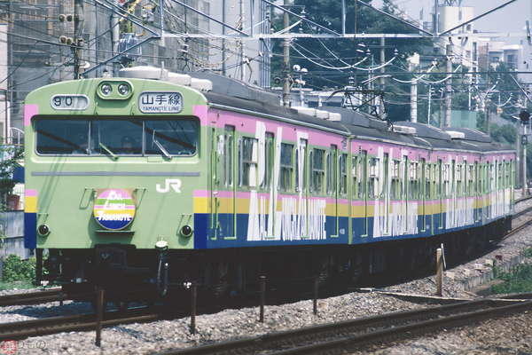 車内でカレーとコーヒーを堪能 4両編成の「山手線」はド派手だった