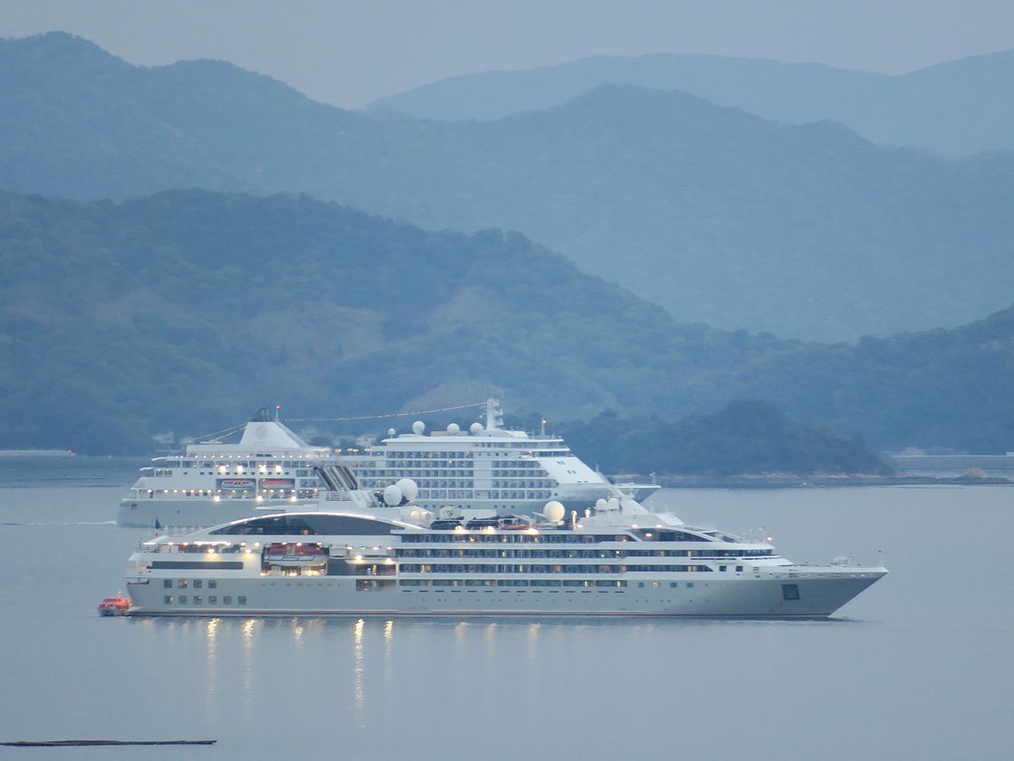 海辺の風景・豪華客船Le SolealとSilver Whisper - 安芸君の散歩画像1
