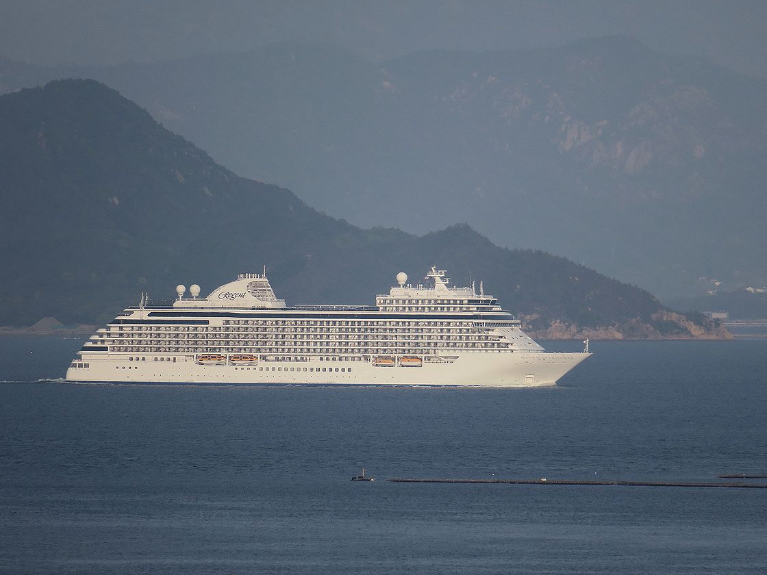 海辺の風景・豪華客船Seven Seas Explorer - 安芸君の散歩画像1