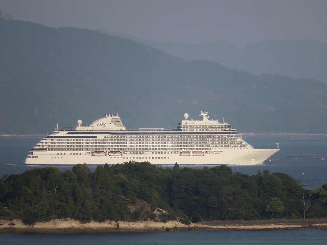 海辺の風景・豪華客船Seven Seas Explorer - 安芸君の散歩画像1
