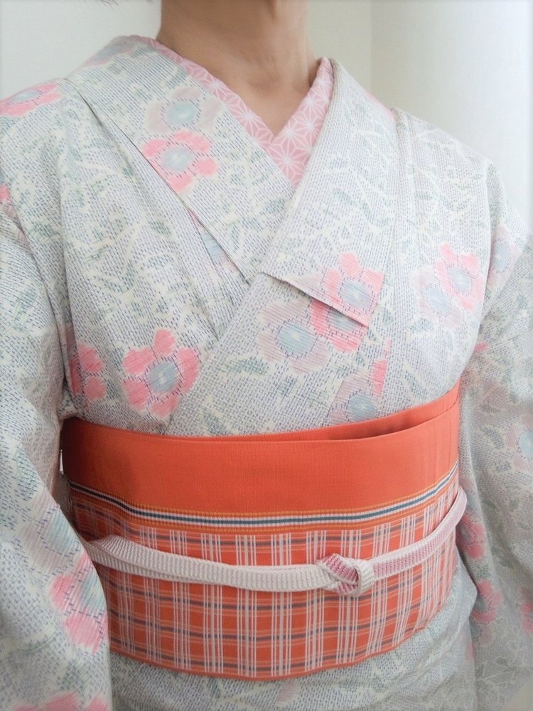 塩沢紬っぽい白地の単衣を珊瑚色でコーデ メッシュ伊達締めで胸