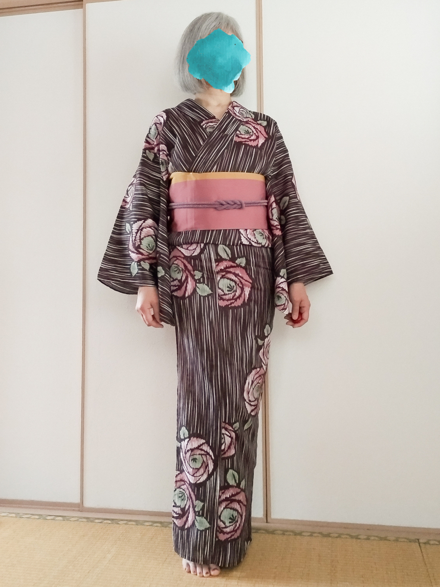 銘仙風の薔薇の浴衣に化繊半幅(手先を返して緩み防止) 昨日の猫さん