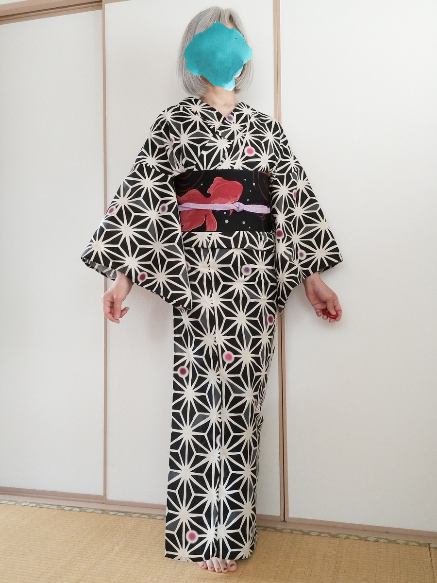 大人の浴衣 変わり麻の葉模様の浴衣 綿コーマ注染め 変わり麻の葉に暈しドットのプレタ浴衣に金魚半幅のコーデ
