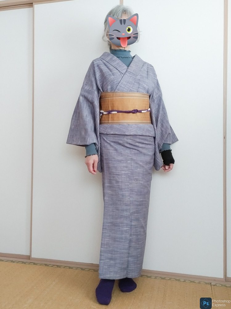 ブルーグレーのウール紬で淡色コーデ 巻き髪でひとつ結び 今日の猫さん