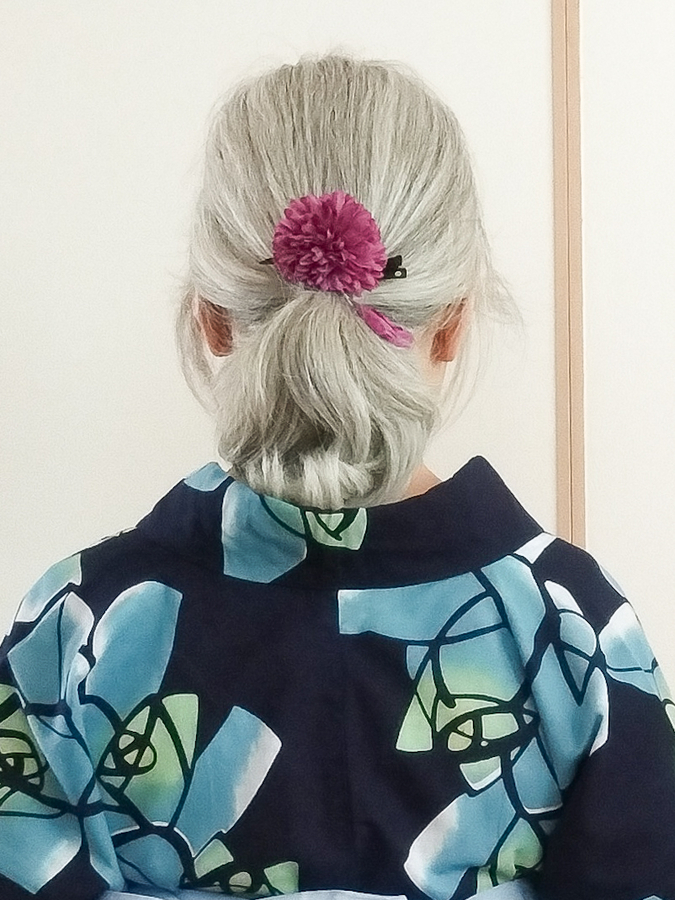緑青色の地に、密やかに咲く薔薇の花が美しい注染めの浴衣です ギフト】 緑青色の地に、密やかに咲く薔薇の花が美しい注染めの