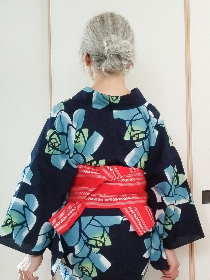 青薔薇の注染に朱赤の半幅 捻じり結びでゆるシニョン 猫さん