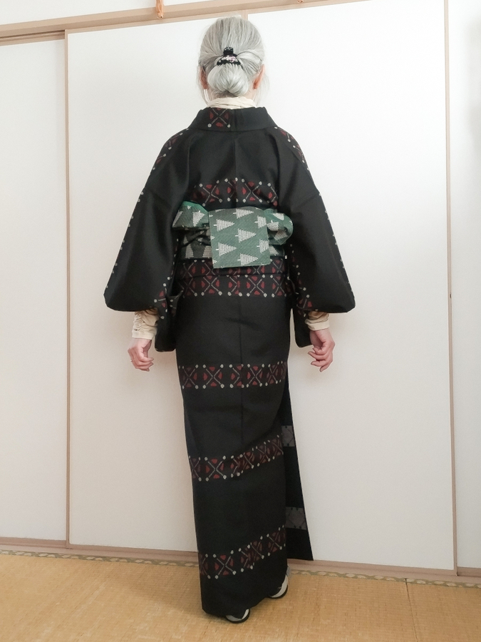 黒のウール着物にもみの木のニトリ帯 ゴム3つとミニクリップで