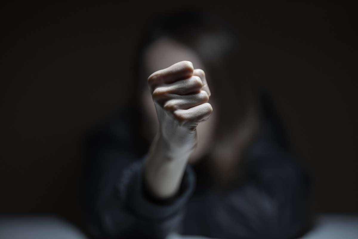 拳を掲げる人の写真