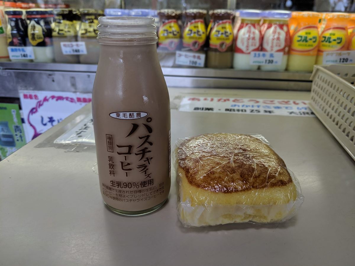 ミルクスタンドで買った東毛酪農のパスチャライズコーヒーと厚焼きたまご風蒸しパン