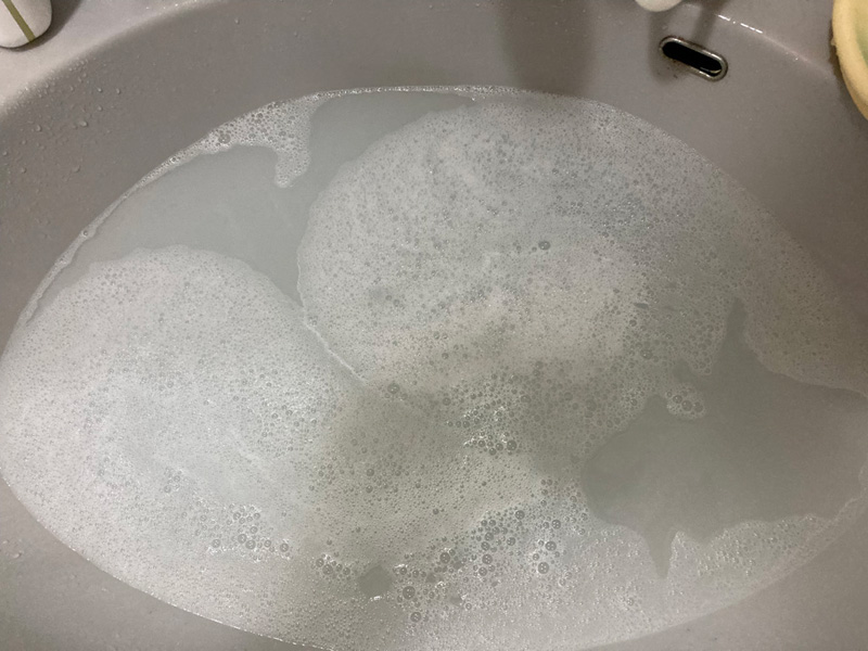 ノースフェイス マウンテンライトジャケットを手洗いしている様子