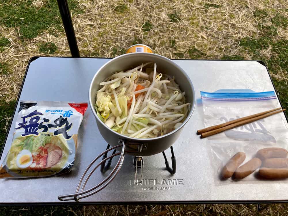 麺とカット野菜を投入