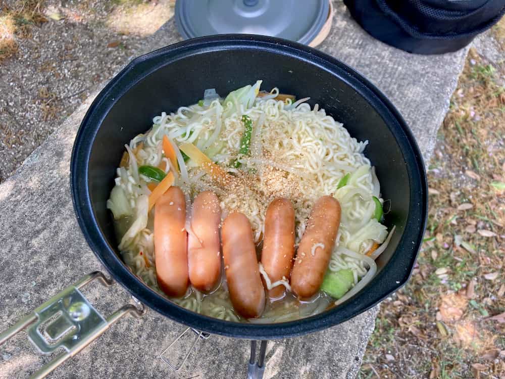 調理が完了したサッポロ一番塩ラーメン