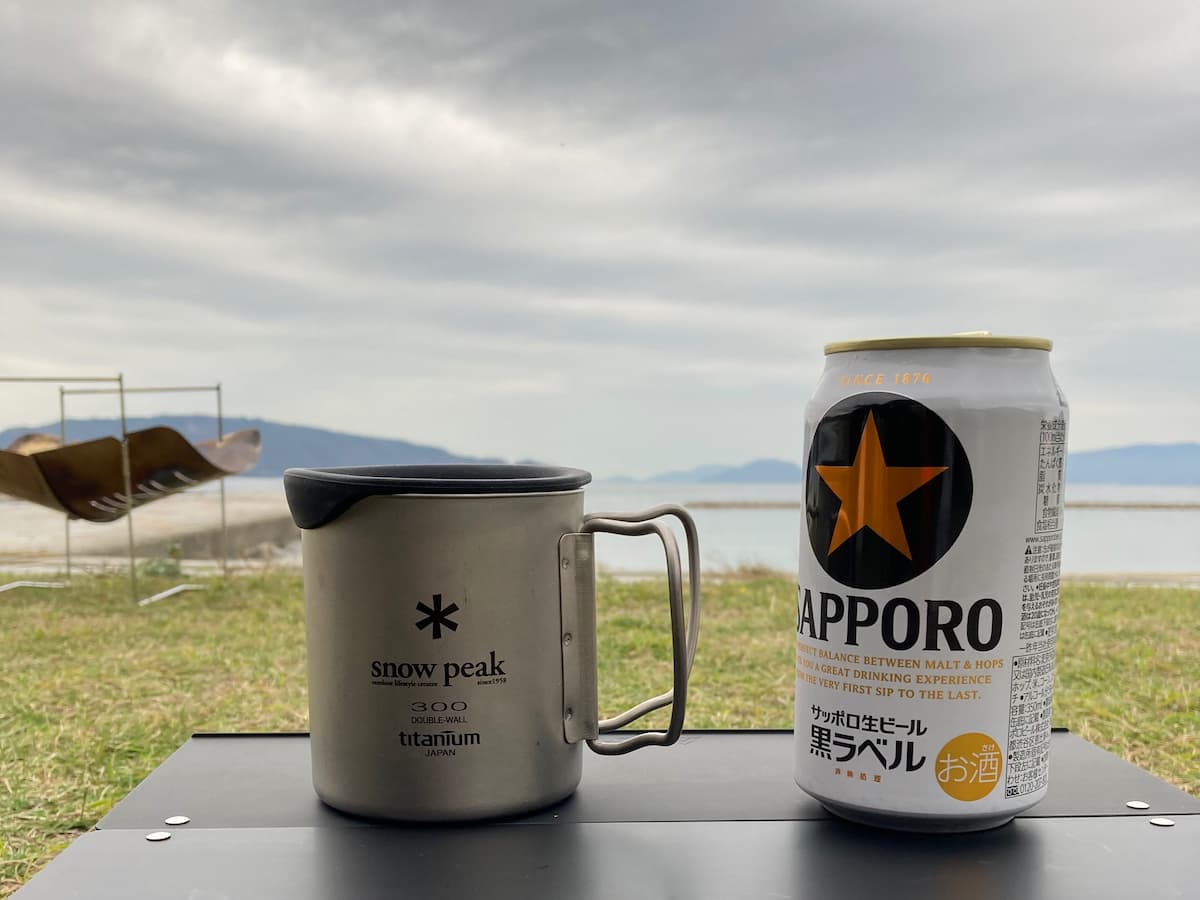 スノーピークチタンマグと黒ラベル（ビール）