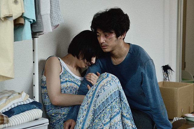 美代子をなぐさめる鈴木