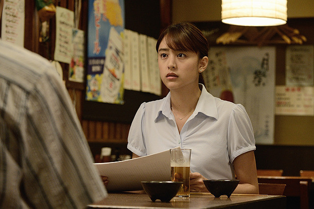 益田を騙す女性