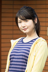 “小野花梨さんの斜め向きの画像”/