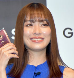 “内田理央さんの正面の画像”/