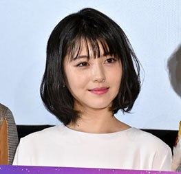 “浜辺美波さんの斜め向きの画像”/