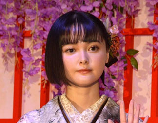 “玉城ティナさんの画像”/