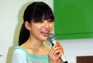 “川島海荷さんの斜め向きの画像”/