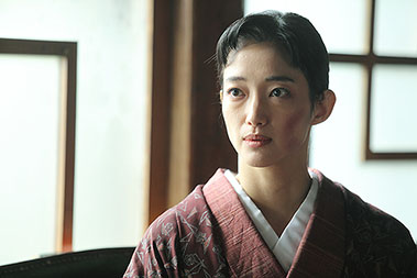 “入山法子さんのシリアスな表情”/
