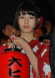 “橋本愛さんのシリアスな表情”/