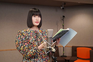 “橋本愛さんの斜め向きの画像”/