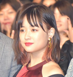 “大原櫻子さんの斜め向きの画像”/