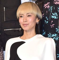 “中谷美紀さんのシリアスな表情”/