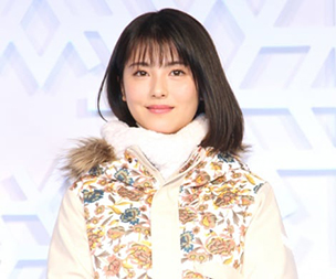 “浜辺美波さんの正面の画像”/