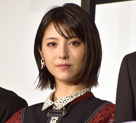 “浜辺美波さんのシリアスな表情”/