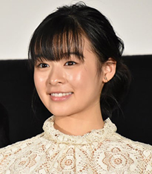 “森七菜さんの斜め向きの画像”/