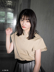 “吉川愛さんの斜め向きの画像”/
