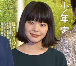 “岸井ゆきのさんの斜め向きの画像”/