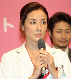 “吉田羊さんのシリアスな表情”/