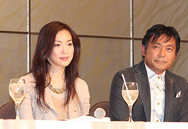 “若村麻由美さんのスマイルな表情”/