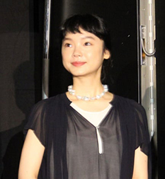 “古川琴音さんの斜め向きの画像”/