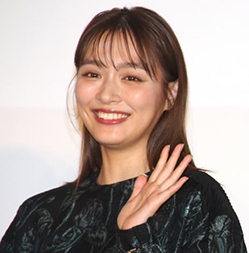 “内田理央さんの斜め向きの画像”/