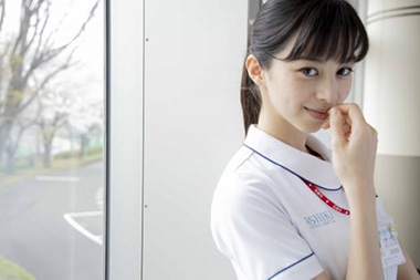 “中条あやみさんの斜め向きの画像”/